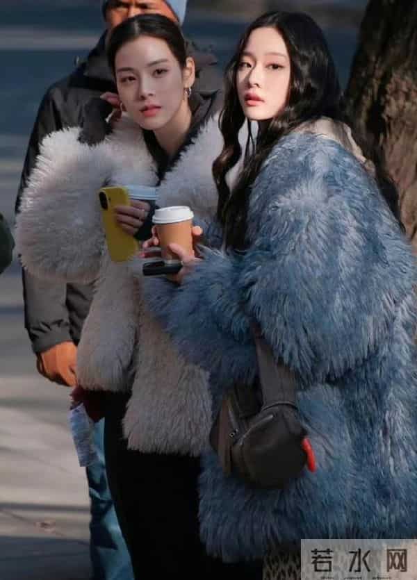 被上海女生街拍惊艳到:靴要长筒、外套带皮毛,时髦洋气还保暖!