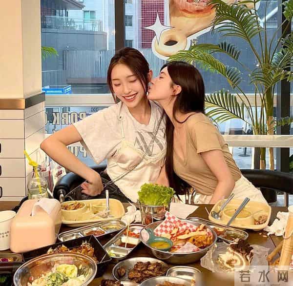 赵露思和好友逛街好轻松,看到她的穿搭后真佩服,不愧为时髦精