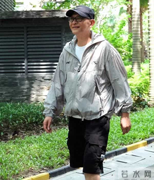 男人老了,棒球帽别戴“绿色、红色”,换成这4种颜色更有格调