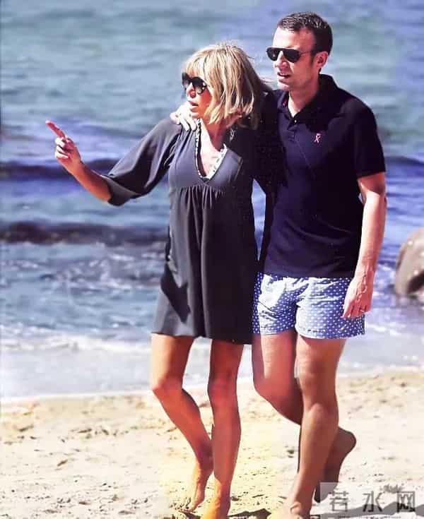 马克龙和妻子在海边照，他和她身材一般般，他们的爱情外人看不懂