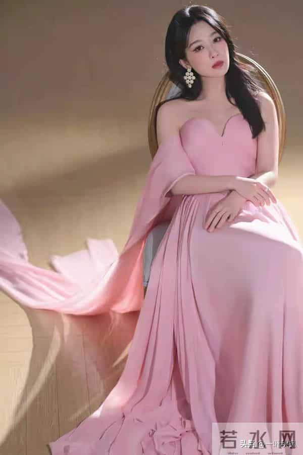 杨紫,粉色抹胸裙写真,太美了