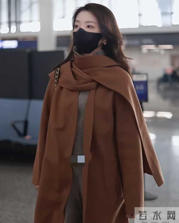 李云霄杭州机场被偶遇,穿棕色翻领长款大衣,好温柔气质美到犯规