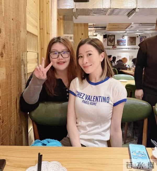 佘诗曼在上海吃饭被偶遇,她身材真好,面带笑容,好有港姐味道啊