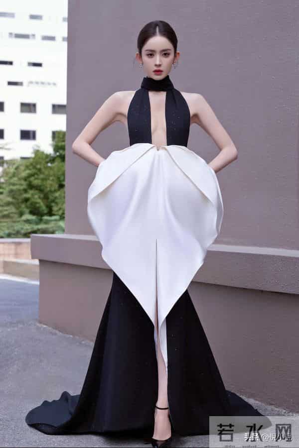 古力娜扎绝美造型，一袭露背黑裙，性感迷人