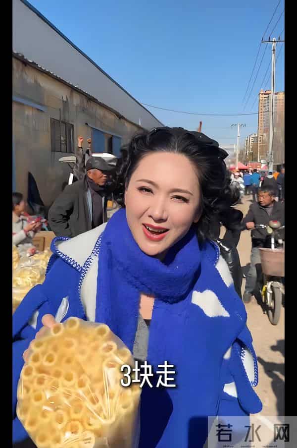程莉莎赶山东大集，穿3万大衣买3元焦米棍解馋 像没见过世面城巴佬