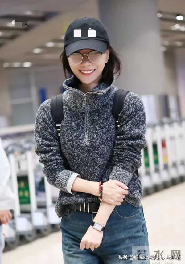 王珞丹机场私服真时髦！穿灰色半拉链毛衣+牛仔裤，高级又洋气！