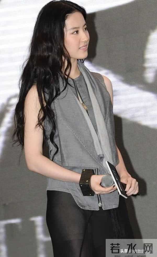 刘亦菲黑色透视裙大秀曲线，前卫时尚不失优雅，果然是仙女本人