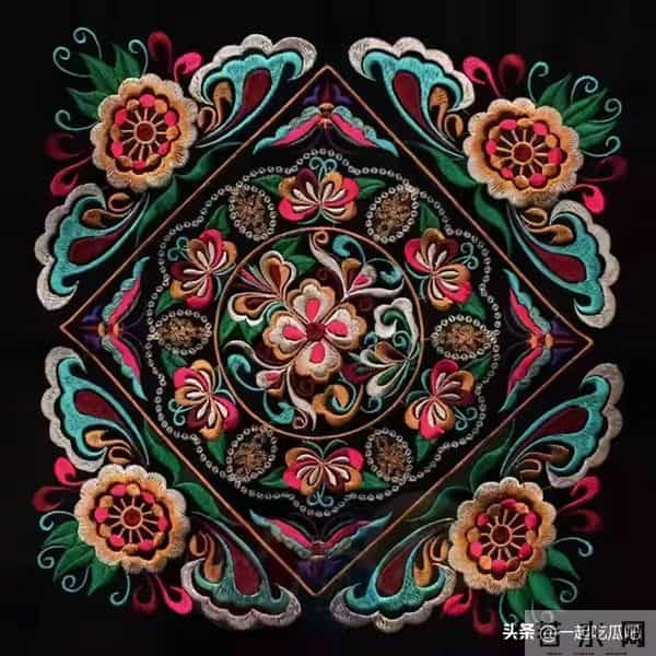 何赛飞刘晓庆逛苗服店,随便一件就是上百万,宁静也蒙圈了