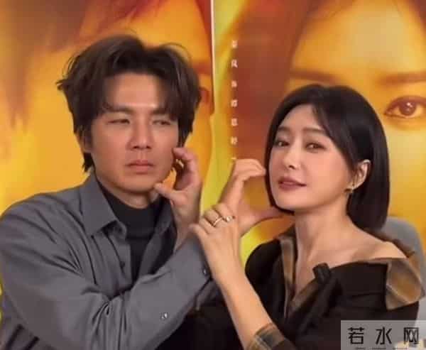 钟汉良秦岚同台尴尬到脚趾抠地?51岁他被女友掐脸笑僵如老太太