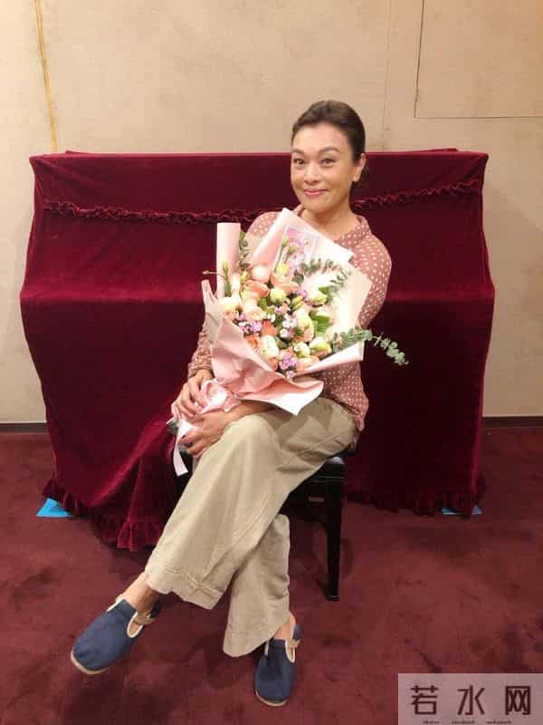 离开黄小茂后，她嫁给老外富豪，如今住瑞士豪宅，尽享天伦之乐