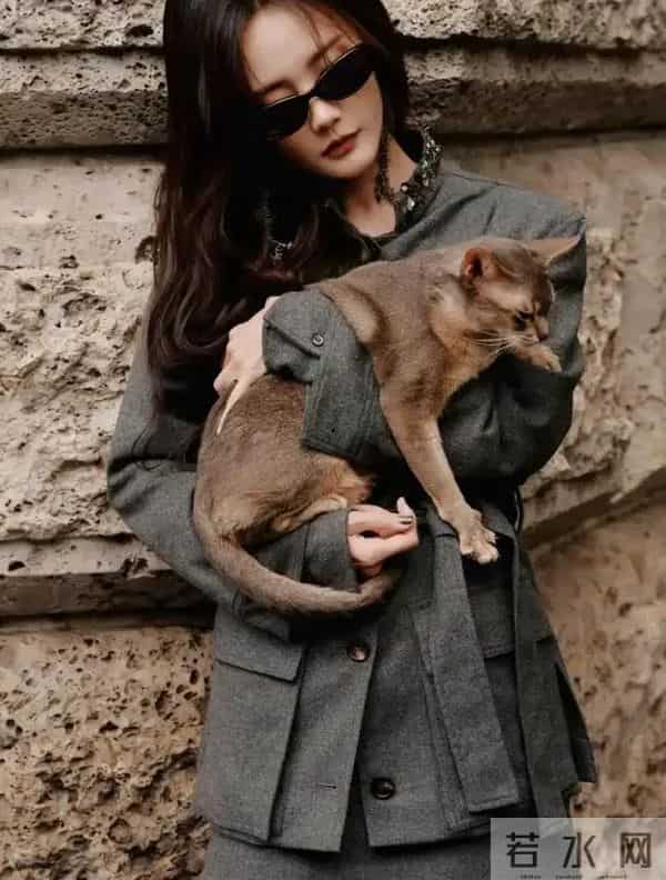 李一桐一身灰色西装款套装搭配棕色长靴子，真时尚抢眼啊