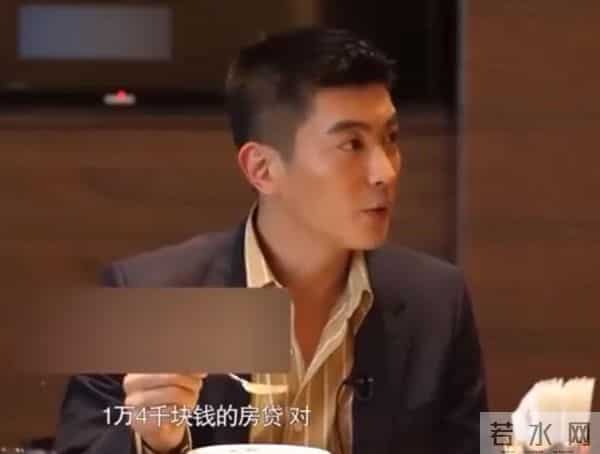 45岁霍思燕现身机场，貂皮配皮靴子老土显矮，杜江打扮的像个大爷