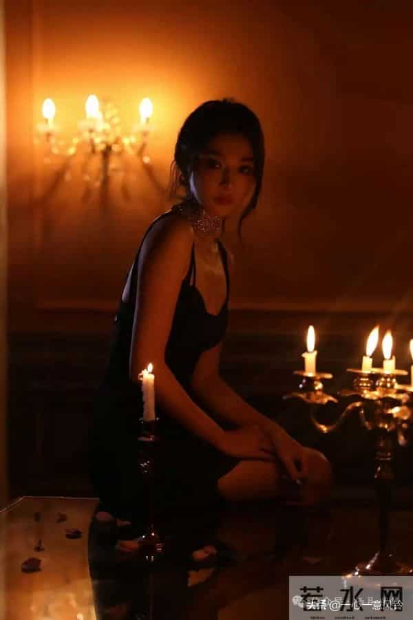 彭小苒红唇+黑色战袍完美狙击，这背这腰是真实存在的吗