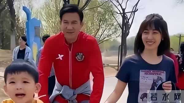 被张铁林伤害后，嫁给了"臭名昭著"的他，如今才懂她有多清醒