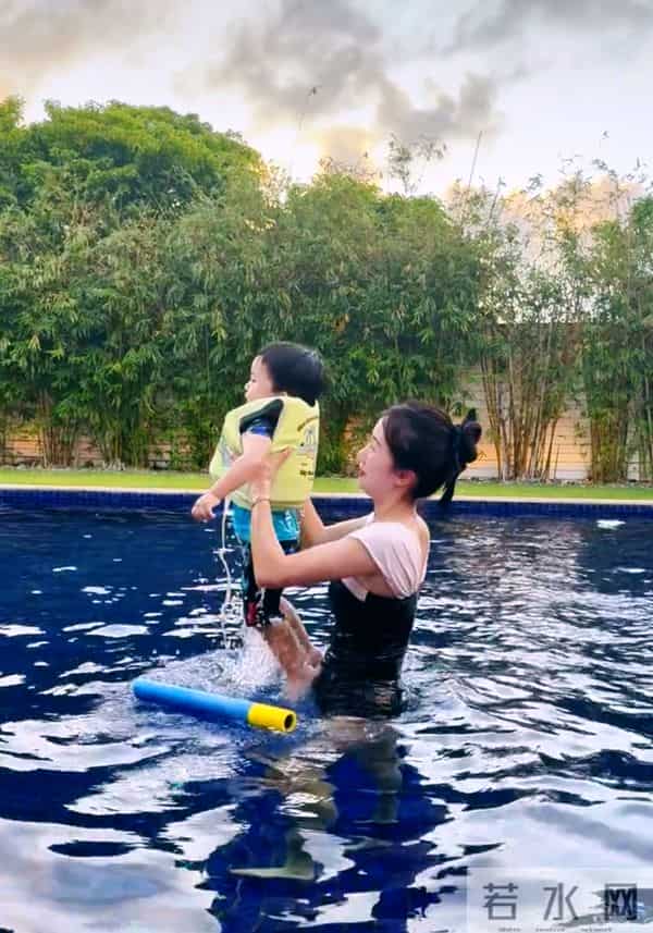 李念和两个儿子在自家豪宅泳池游泳,三胎儿子正脸曝光