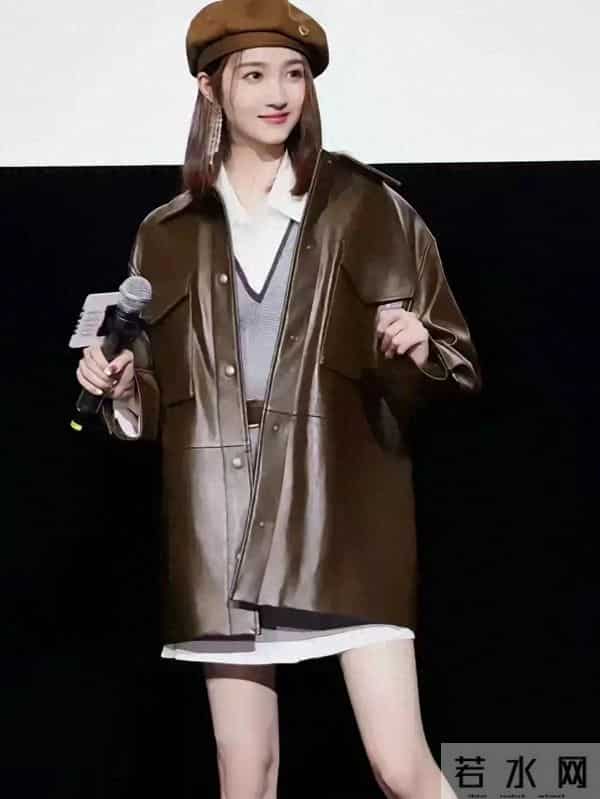 关晓彤戴贝雷帽身穿棕色皮衣外套，时尚潮流感“爆棚”