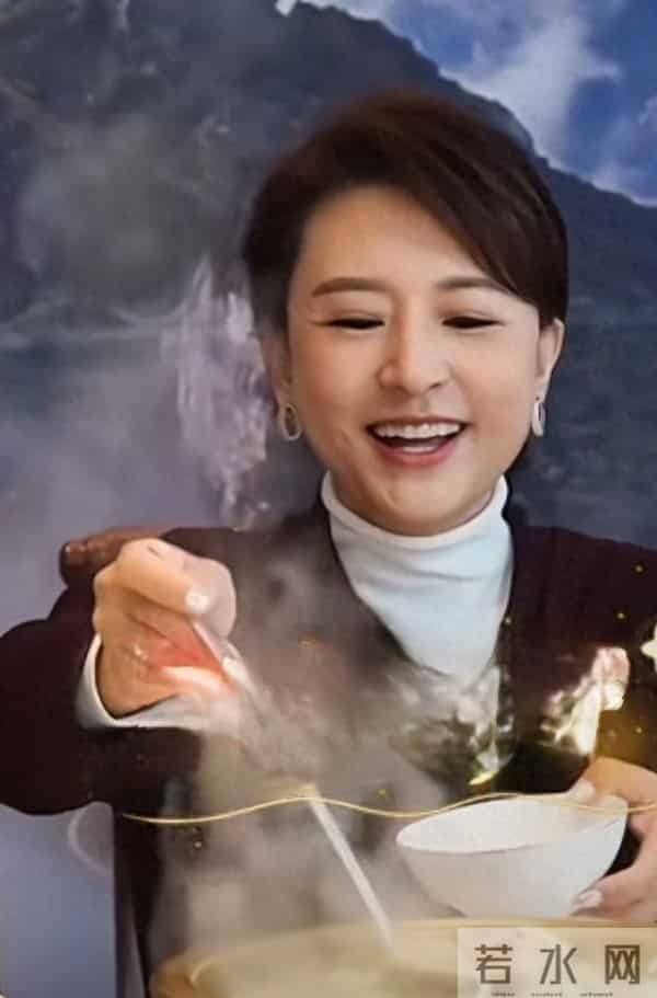 张蕾温柔低马尾配简约套装，品美食笑眼弯弯，气质温婉颜值吸睛