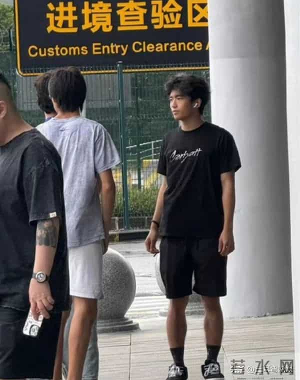 谢霆锋大儿子现身香港马场看比赛,18岁谢振轩穿黑色西装帅气十足