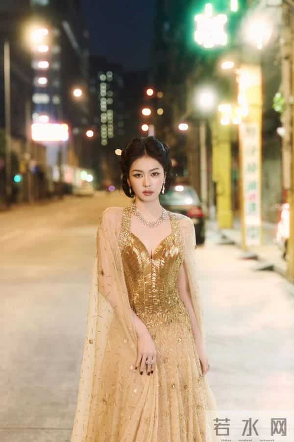 白鹿黄金礼服性感写真