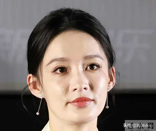 大明星李沁怼脸生图，五官优越禁得住细看，这状态如何？