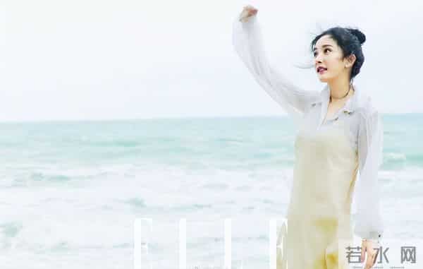 杨幂海滩“大展身手”，白裙湿发美成画！