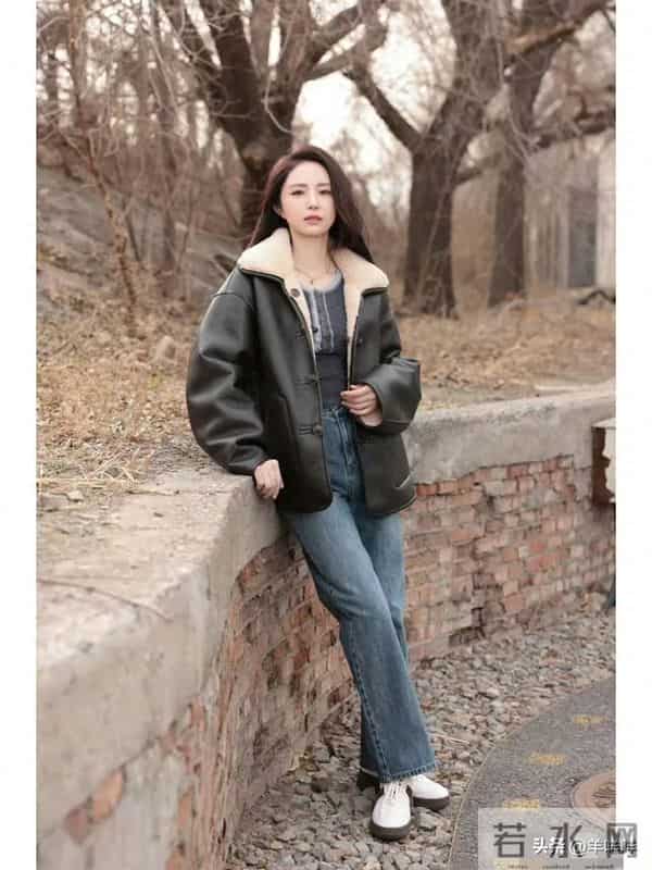 董璇私服穿搭真时髦,穿皮毛一体外套+针织衫+牛仔裤,简约又高级
