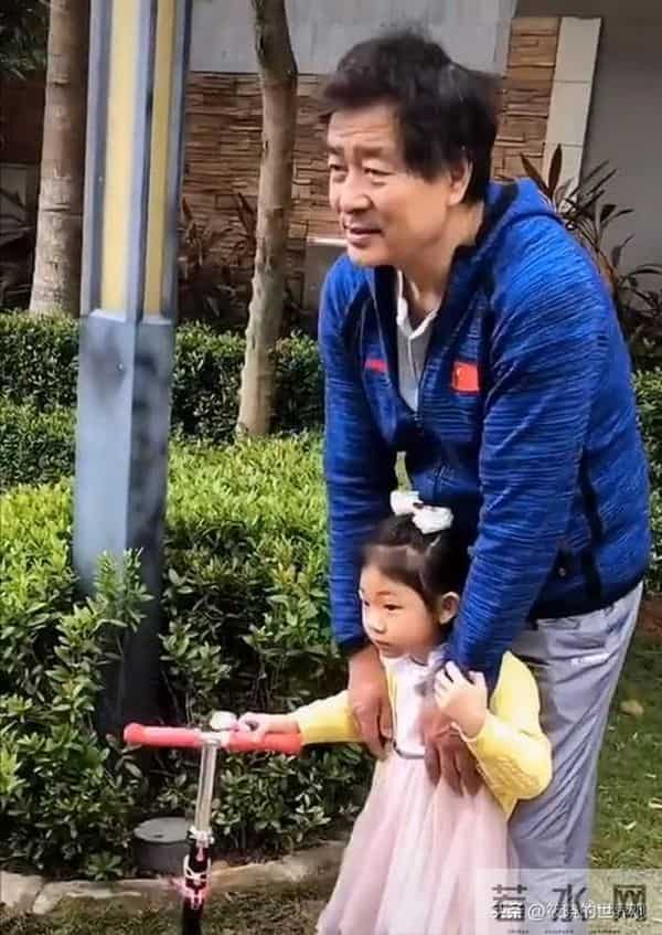 73岁濮存昕支持外孙女拍戏被质疑，骄傲发文称“我们家的小天使”