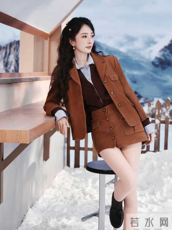 杨幂亮相小野和子,焦糖棕套装甜妹风格,光腿袜秀出优越美腿!