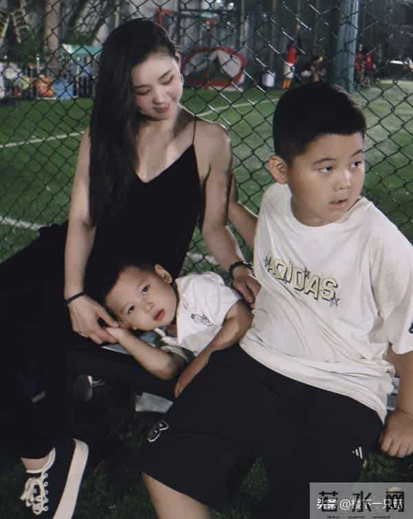 王雷四岁小儿子可爱像爸 大儿子肉嘟嘟像李小萌 一家四口共用一张脸