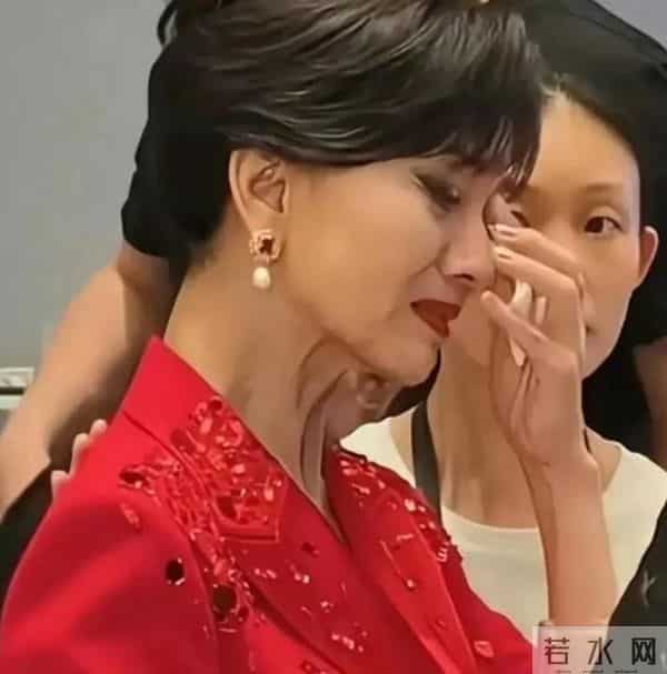 太炸裂！72岁赵雅芝被曝遭私生上床拍照，樊振东的担忧再次应验了