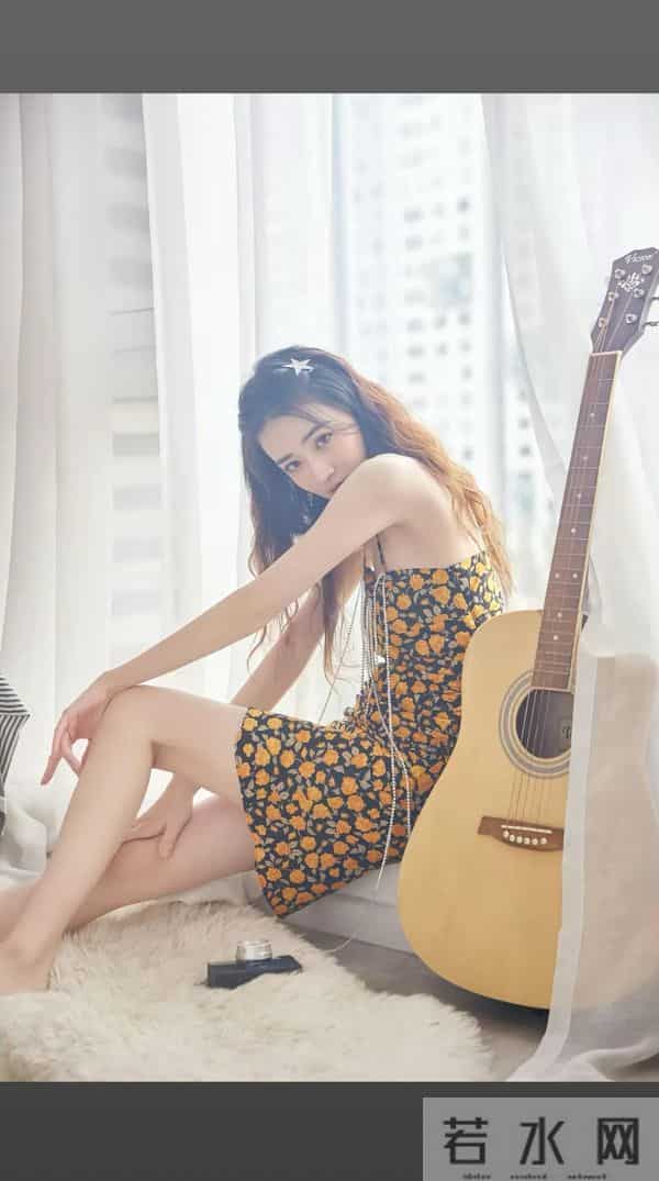 徐璐裹胸短裙性感写真，一双大长腿太迷人了