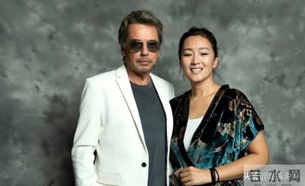 恩爱了6年,76岁的法国老公衰老萎缩,59岁的巩俐正绚烂如花