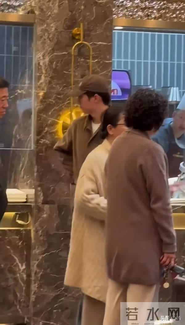 黄景瑜和爸妈餐馆吃饭,打扮低调,看来发量是遗传烫了卷发的妈妈