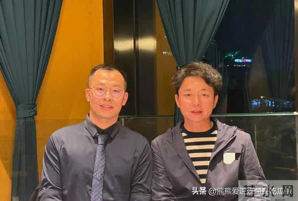 55岁刘奕君现身广州餐厅吃饭，他留了爆炸头发型，看起来挺帅的