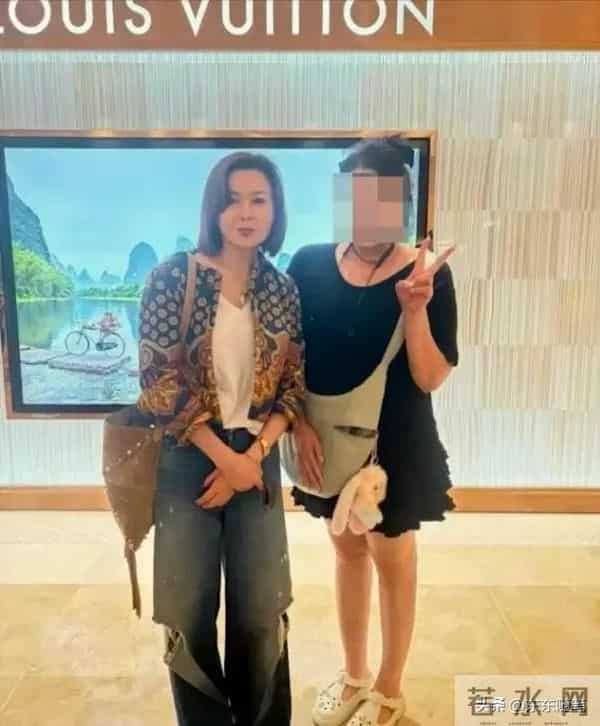 63岁关之琳街头被偶遇！170身高碾压全场，脱口罩贴脸合影太宠粉