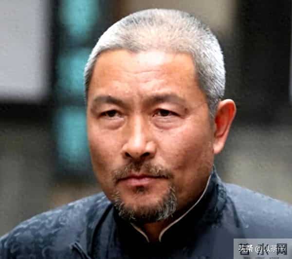 他是国家一级演员,演了半辈子戏,戏外爱妻如命,却为儿子操碎心