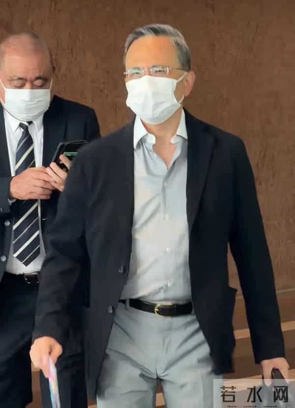 61岁李泽钜最新露面！头发花白比弟弟苍老太多，老婆和子女状态好