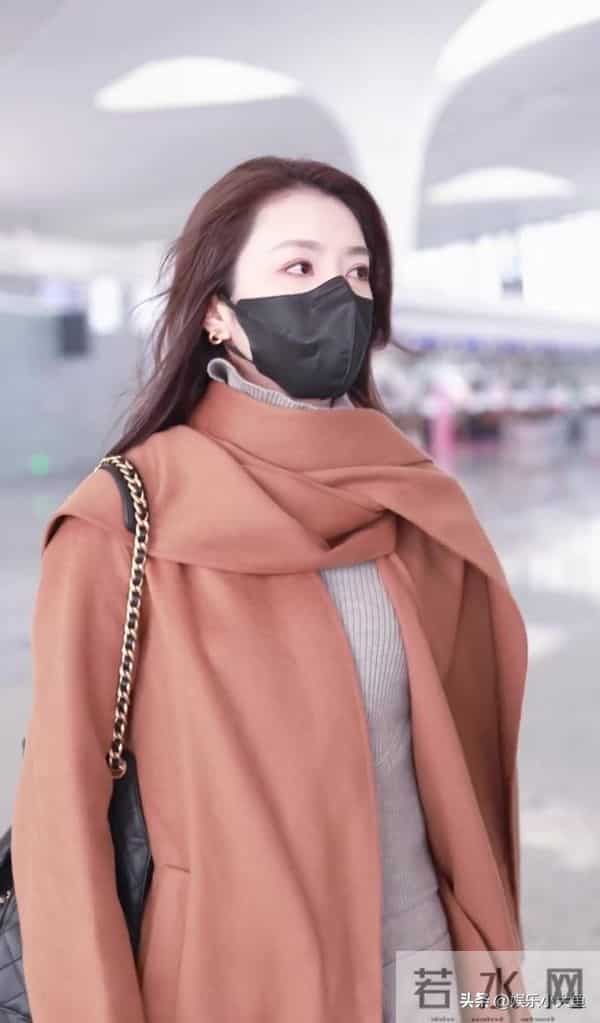 李云霄杭州机场被偶遇,穿棕色翻领长款大衣,好温柔气质美到犯规