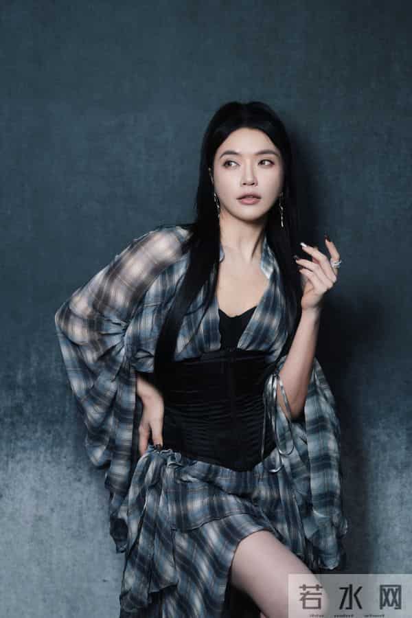 庄心妍脚踩黑色长筒靴写真，又酷又美