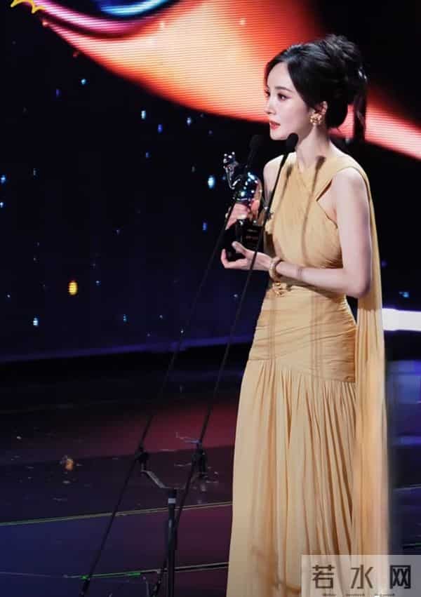 杨幂一袭暖黄长裙登爱奇艺尖叫之夜，领奖造型美到犯规