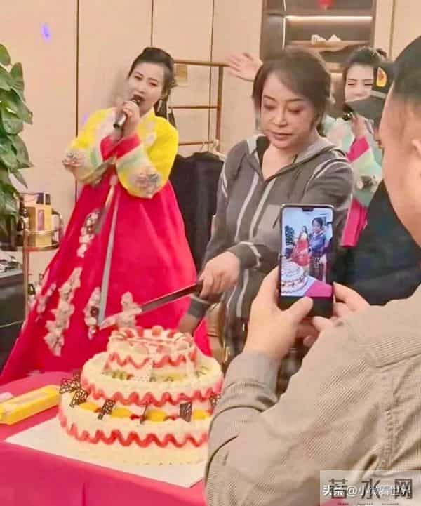 75岁刘晓庆在酒店摆生日宴，她打扮朴素，有主持有嘉宾生日好热闹