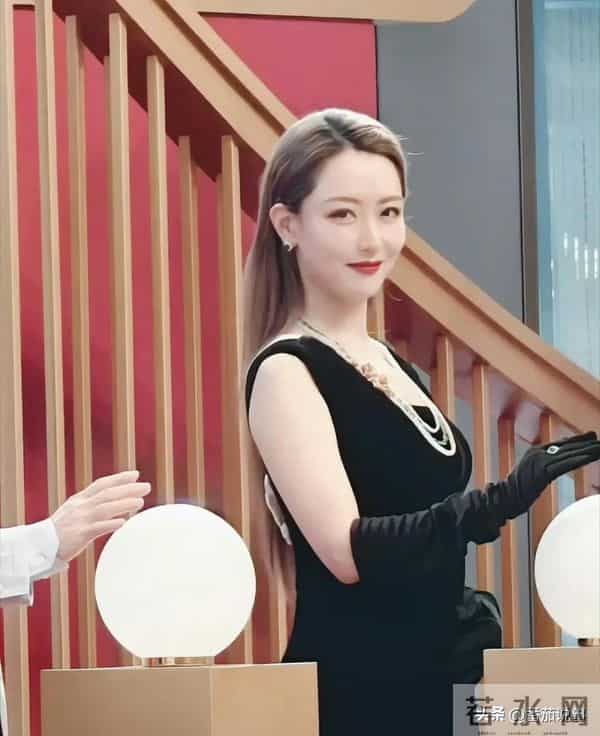 39岁白冰西安亮相美上热搜！难怪连胡歌都说她太美不敢直视