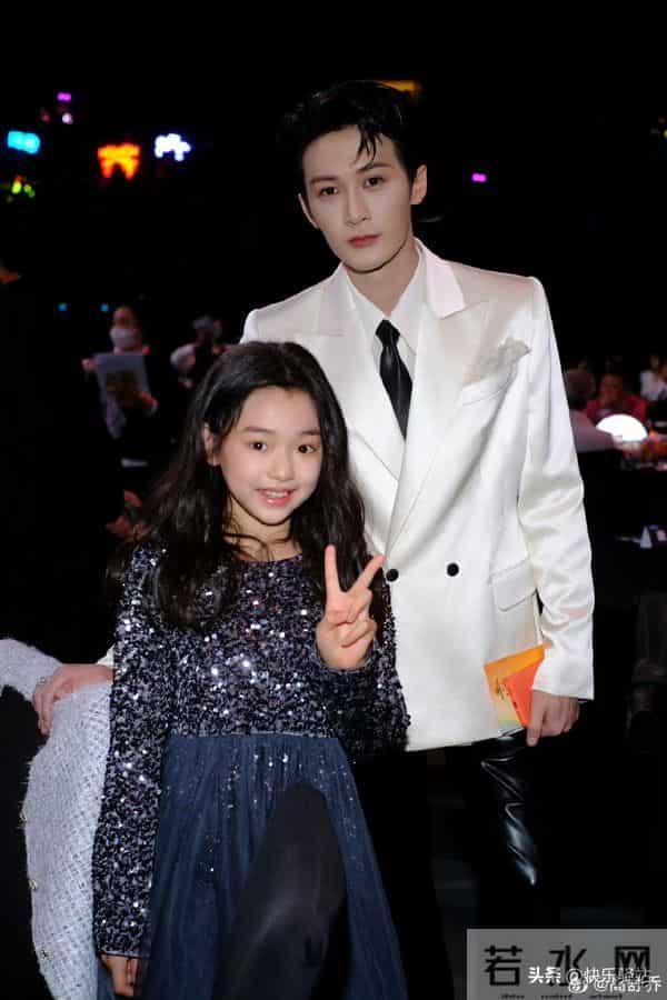 好羡慕！董璇女儿小酒窝一口气晒17张合影，数位明星主动贴脸合照