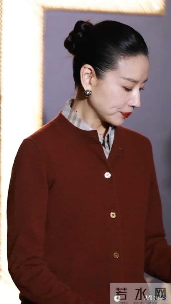 45岁董洁活动穿搭：针织开衫+半身裙，干练又知性，状态真好啊