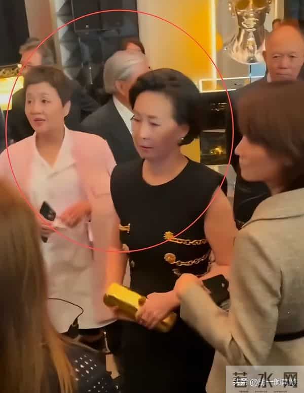 何超琼海口开幕偶遇,生图眼袋凸出显疲惫,灰毛衣小短裙超接地气