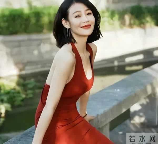 43岁于明加给女儿庆生，女儿比妈还美，嫁高管老公生俩女被宠成宝