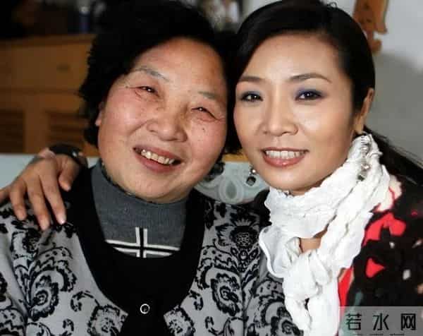 14次上春晚的著名女歌唱家,如今60岁仍未婚,现在的她过得怎样!