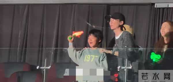 40岁陈妍希带娃追星现场萌翻 娃娃脸依旧 儿子和吴京孩子同框像兄弟