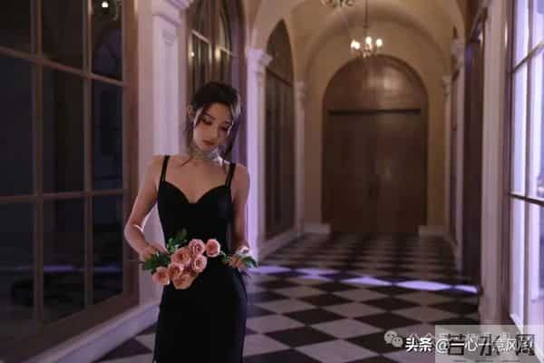 彭小苒红唇+黑色战袍完美狙击，这背这腰是真实存在的吗