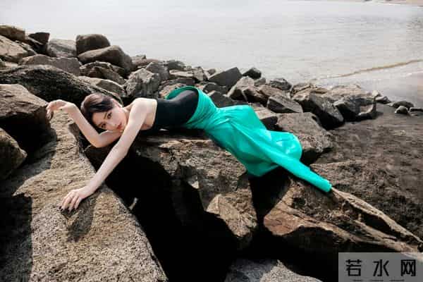 秦岚性感抹胸礼服,姿势太妖娆了